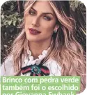  ??  ?? Brinco com pedra verde também foi o escolhido por Giovanna Ewbank