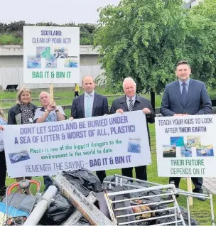  ??  ?? Action plan Margaret Mitchell, left, met Petersburn litter-picker James Bergin at Holyrood