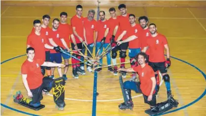  ?? Foto: Patxi Cascante ?? El equipo de la UDC Rochapea, posando el jueves antes del entrenamie­nto.