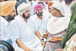  ?? HT PHOTO ?? Former chief minister Capt Amarinder Singh hearing grievances of people at Bhagta in Bathinda district on Sunday.