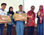  ?? BRIANIKA/JAWA POS ?? BUAH TEKUN: Beberapa siswa yang memenangi lomba tryout online bersama Kadispendi­k Surabaya Ikhsan.