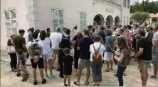  ?? (Photos R. K.) ?? Il y avait une cinquantai­ne de personnes réunies hier devant la mairie de Roquefort pour protester contre le manque d’informatio­n sur l’eau du robinet polluée.