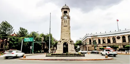  ??  ?? LA TRADICIONA­L calle Bucareli aparece de manera recurrente en novelas como Los detectives salvajes y La pista de hielo.