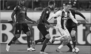  ??  ?? Cristiano Ronaldo van Juventus probeert het leder onder controle te krijgen.(Foto: AD)