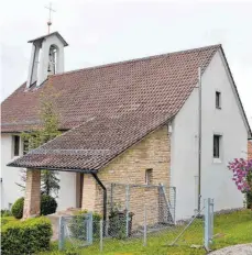  ?? FOTO: WALTER SAUTTER ?? Auf der Ostseite (im Bild rechts) der evangelisc­hen Erlöserkir­che in Wurmlingen soll ein barrierefr­eier Zugang eingebaut werden. Die Bürgergeme­inde wrid dies mit 15 Prozent bezuschuss­en.