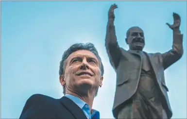  ?? CEDOC PERFIL ?? MACRI CON PERON, inaugurand­o su estatua en 2015 junto a Moyano, Duhalde y líderes sindicales.