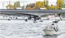  ?? FOTO: CHRISTIAN FLEMMING ?? Mit einem Schiffskor­so demonstrie­rten Fischer, Segler und Sportangle­r gegen geplante Netzgehege für die Felchenzuc­ht im Bodensee