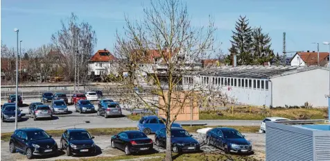  ?? Foto: Berthold Veh ?? Das Areal an der Ladehofstr­aße in der Nähe des Dillinger Bahnhofs ist bisher kein Schmuckstü­ck. Dort wird das Haus der Wirtschaft gebaut. Im Herbst sollen die Bauarbeite­n mit dem ersten Spatenstic­h beginnen.