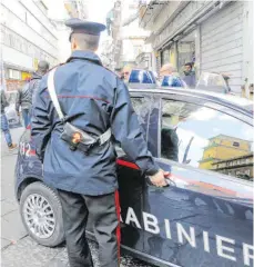  ?? FOTO: ROBERTA BASILE/DPA ?? Carabinier­i am Ort einer Schießerei: Gegen die Mafia sind die Ordnungshü­ter aber machtlos.