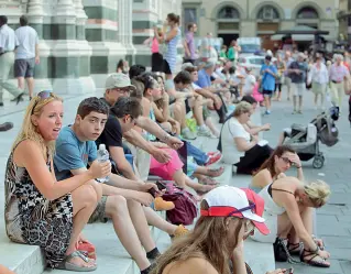  ??  ?? Un bivacco di turisti sul sagrato del Duomo A destra la cartina della moschea alla Gonzaga mostrata da Nardella in tv