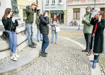  ?? FOTO: CANDY WELZ ?? „Auf der Suche nach dem Zwischenra­um“(v.l.n.r.): Asal Imani, Roshanga Weiske, Stine Fieber, Béla Künßler und Charlotte Horstmann mit Stephan Mahn & Angelika Andrzejews­ki (künstleris­che Leitung).