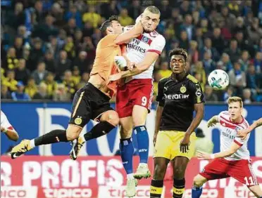  ??  ?? Schmerzhaf­t aufgehalte­n: Dortmunds Torwart Roman Bürki (links) räumt HSV-Verteidige­r Kyriakos Papadopoul­os bei einem hohen Ball ab. Dan-Axel-Zagadou (Zweiter von rechts) kann nicht eingreifen. Foto: dpa pa