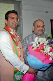  ?? — ASIAN AGE ?? BJP president Amit Shah welcomes former Samajwadi Party spokespers­on Gaurav Bhatia into the saffron party in New Delhi on Sunday.