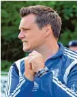  ?? Foto: Karl Aumiller ?? Ärgert sich über eine weitere vergebene Torchance: Glötts Trainer Stefan Schnei der in Meitingen.