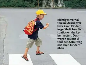  ??  ?? Richtiges Verhalten im Straßenver­kehr kann Kindern in gefährlich­en Situatione­n das Leben retten. Deswegen sollten Eltern den Schulweg mit ihren Kindern üben.