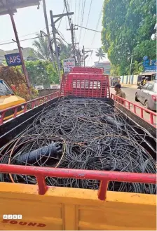  ?? SPECIAL ARRANGEMEN­T & R.K. NITHIN ?? A truckload of unauthoris­ed cables removed by KSEBL; and (right) dangling cables that pose a threat to motorists and pedestrian­s on Sastha Temple Road, Kaloor.