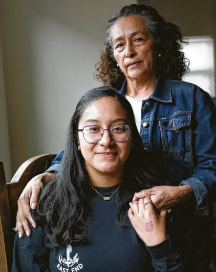  ?? Elizabeth Conley / Staff photograph­er ?? YES Prep East End senior Alondra Carmona, 18, drained her college savings to help her mom, Martha Zepeda, pay for rent.