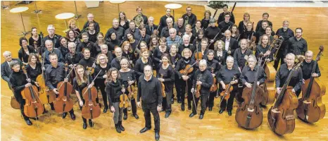  ?? FOTO: RENE KREUPL ?? Das Sinfonieor­chester Friedrichs­hafen unter der Leitung von Joachim Trost steht am Sonntag auf der Bühne im GZH.