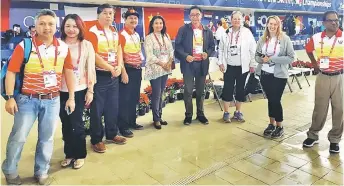  ??  ?? Karim (fourth right) pose with his delegation and IPC officials.