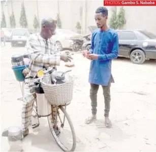  ?? PHOTOS: Gambo S. Nababa ?? A customer collects his favorite tea