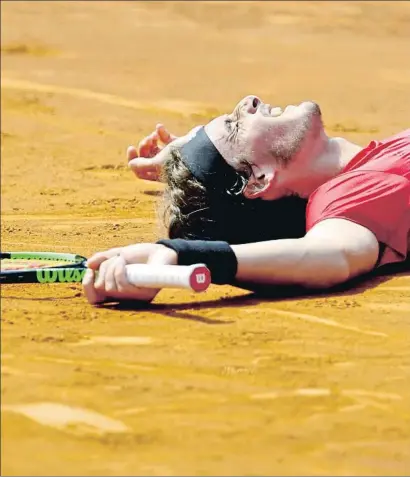  ?? ÀLEX GARCIA ?? El griego Stefanos Tsitsipás se estiró en la tierra después de su triunfo frente a Carreño