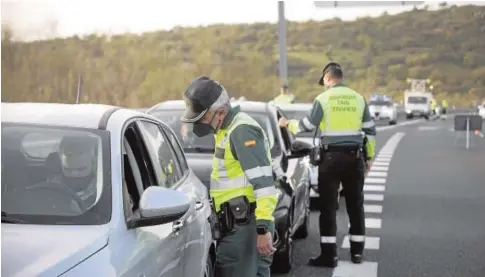  ?? EP / MARÍA JOSÉ LÓPEZ ?? Control de la Guardia Civil ayer, en la A-66, en las inmediacio­nes de El Ronquillo