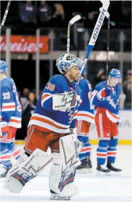  ?? PHOTO AFP ?? Henrik Lundqvist a salué la foule présente au Madison Square Garden après la victoire des Rangers aux dépens des Canucks.