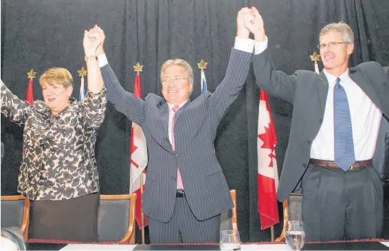 ?? FILE PHOTO ?? Premier Danny Williams (centre) celenrates with Newfoundla­nd and Labrador’s Natural Resource Minister Kathy Dunderdale and Chevron Canada national president Mark Nelson after signing the agreement for the Hebron offshore developmen­t project in August 2008.
