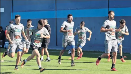  ??  ?? TRABAJO. Los jugadores de Costa Rica, ejercitánd­ose ayer en el campo anexo a La Rosaleda.