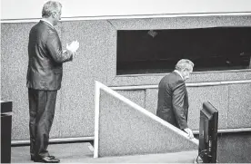  ?? FOTO AFP ?? Momento histórico: Miguel Díaz-Canel aplaude el retiro de Raúl Castro.