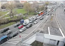  ?? Foto: Petr Topič, MAFRA ?? Co s chodci? Jedna část radních chce z magistrály vytvořit bulvár s novými přechody, ale druhá se obává ještě delších kolon.