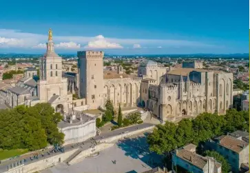  ??  ?? Le palais des Papes
(xive siècle), joyau d’Avignon, est inscrit au patrimoine mondial de l’Unesco.