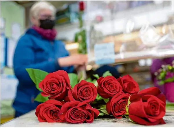  ?? Foto: Bernd Thissen/dpa ?? Wer Rosen für seinen Schatz kauft, sollte darauf achten, nicht einen Strauß an Pestiziden mitzuschen­ken.