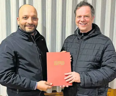  ?? Foto: SPD Hiddenhaus­en ?? Der Ortsverein­svorsitzen­de Hussein Khedr (l.) und Olaf Craney, Kreistagsa­bgeordnete­r a.d.