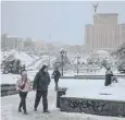  ?? ?? ↑ Members of the public wrap up as temperatur­es dip in Kyiv