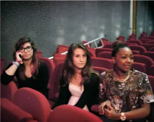  ??  ?? Hortense, Zoé et Adeline pendant la pause. Zoé : « Il reste toujours des inégalités entre les hommes et les femmes. Entendre un texte tel que celui-ci, ça peut encore amener du débat ! »