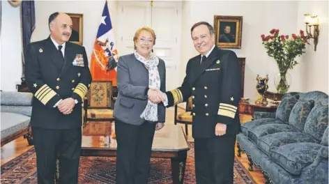  ??  ?? ►► El actual vicealmira­nte Julio Leiva (a la derecha) saluda a la Presidenta Michelle Bachelet, en La Moneda.