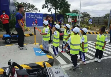  ?? ?? ROAD SAFETY TRAINING.
Students from EPZA Resettleme­nt Elementary School in Angeles City join the first training of NLEX Corporatio­n Road Traffic Safety Hub and Park (RTS Hub and Park). The students attended road safety training and were taught road discipline through fun and engaging activities.