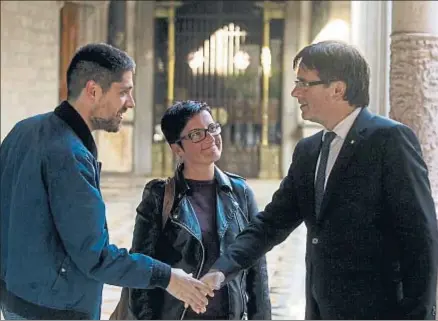  ?? XAVIER GÓMEZ ?? Carles Puigdemont recibió ayer a los nuevos coordinado­res de ICV, David Cid y Marta Ribas