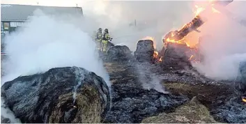  ?? PHOTOS COLLABORAT­ION SPÉCIALE, ÉRIC BEAUPRÉ ?? Les 400 balles de foin qui auraient servi à nourrir 75 vaches pendant l’hiver ont complèteme­nt flambées. Sur la photo du bas, les fermiers Jérémie Bergeron et Maude Denoncourt devant les ruines d’un de leurs bâtiments incendiés.