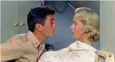  ??  ?? Come «Operazione sottoveste» Amori e (dis)avventure nel film del 1959 diretto da Blake Edwards: sopra una scena con gli attori Tony Curtis e Dina Merrill