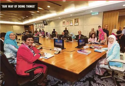  ?? PIC BY AHMAD IRHAM MOHD NOOR ?? Women, Family and Community Developmen­t Minister
Datuk Seri Dr Wan Azizah Wan Ismail (right) chairing the first meeting of her ministry in Putrajaya yesterday.