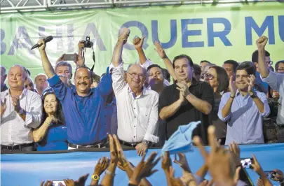  ??  ?? Elinaldo Araújo (microfone na mão), Zé Ronaldo, Rodrigo Maia e ACM Neto durante ato político em Camaçari