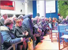  ??  ?? Le public nombreux devant le plateau installé dans l’Astralia, Cité de l’Espace photo SylB