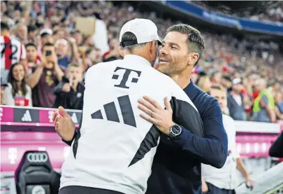  ?? [Picturedes­k/Tom Weller] ?? Auf Bayern-Trainer Thomas Tuchel (l.) und Leverkusen-Coach Xabi Alonso (r.) wartet ein brisantes Duell.