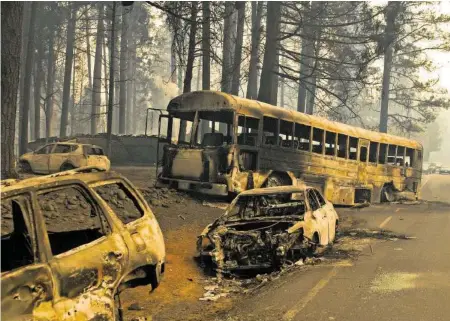  ?? EPA ?? Verlassene, ausgebrann­te Autos flüchtende­r Bewohner in der Gegend Magalia und Paradise Pine säumen die Skyway Road.