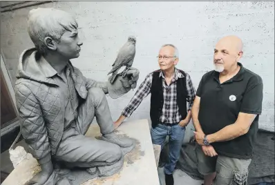  ?? PICTURE: SCOTT MERRYLEES. ?? FLYING HIGH: Graham Ibbeson, right, with Kes actor David Bradley and the clay model. Inset, a scene from the film.