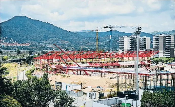  ?? XAVIER CERVERA ?? El estado actual. La grada de tribuna y su cubierta ya son visibles, como demuestra una fotografía tomada esta semana