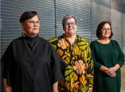  ?? FOTO: ROBERT SEGER/SLS ?? ■
Antologin Tidslighet­er ger perspektiv på en tid ur led. Fr. v. Ann-Charlotte Palmgren, Mia Österlund & Pia Ahlbäck.