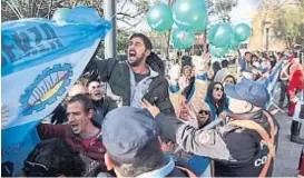  ?? (PEDRO CASTILLO) ?? Escrache a Schiaretti. Ayer, en Alta Gracia, un grupo de afiliados a Luz y Fuerza protestó antes del acto del Día de la Bandera.